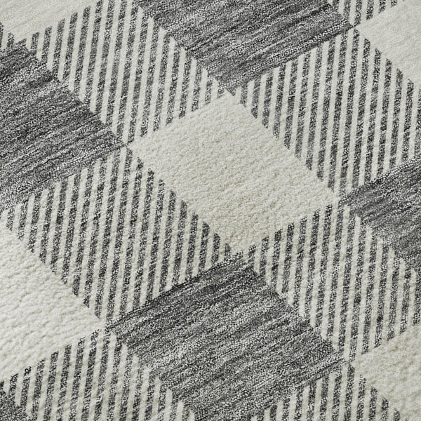 HomeRoots 8' Gray and Ivory Plaid Washable Round Rug - Durable, UV-Protected, Perfect for Modern & Traditional Decor 673372