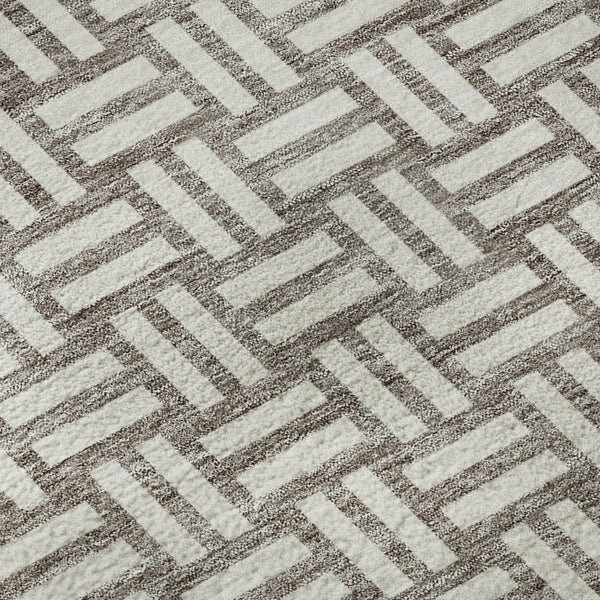 HomeRoots 8' Taupe and Beige Abstract Geometric Round Rug - Washable, UV-Protected, Durable for Homes 673582