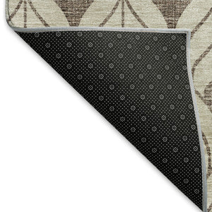 HomeRoots 8' Brown and Beige Geometric Round Rug - Washable, UV Protected, Perfect for High-Traffic Spaces! 673696