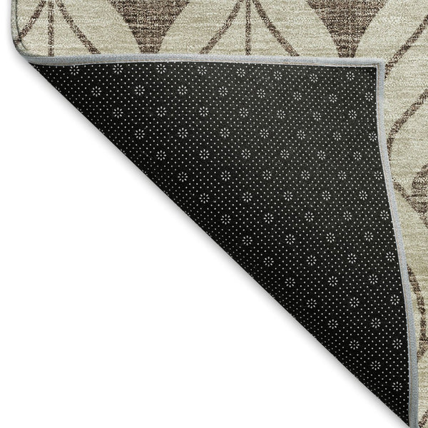 HomeRoots 8' Brown and Beige Geometric Round Rug - Washable, UV Protected, Perfect for High-Traffic Spaces! 673696