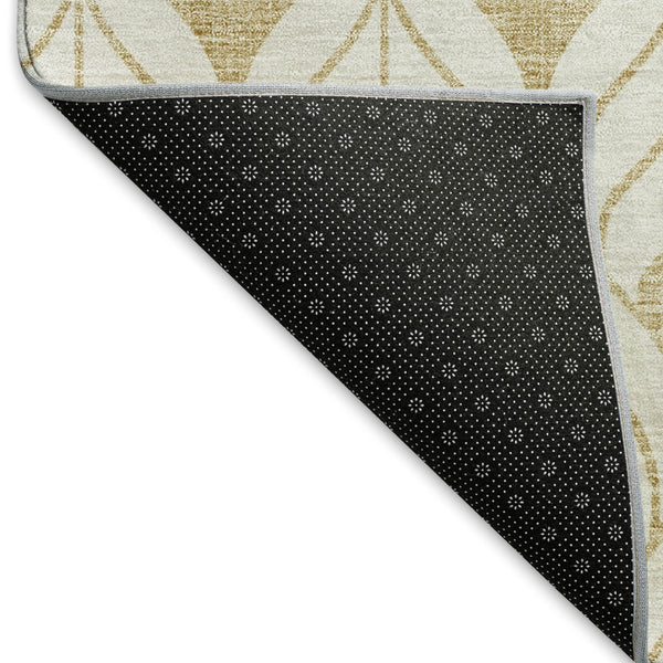 HomeRoots 8' Gold and Ivory Geometric Washable Round Rug - Stylish, Durable, and UV-Protected for Any Space 673708