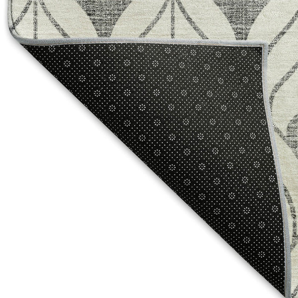 HomeRoots 5' X 8' Gray And Ivory Geometric Area Rug - Washable, UV Protected, Stylish & Durable for Any Space 673713