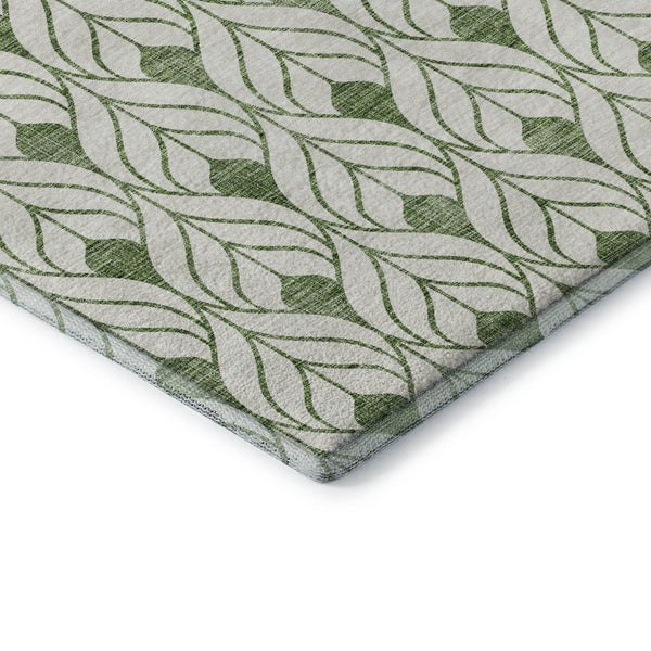 HomeRoots 8' Green and Ivory Geometric Washable Round Rug with UV Protection for Homes, Patios & Playrooms 673720