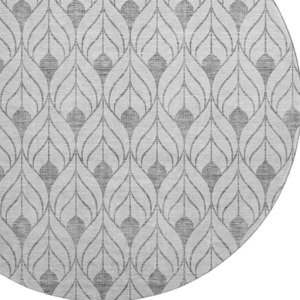 HomeRoots 8' Silver and Ivory Geometric Washable Round Rug - Durable, UV Protected, Perfect for Modern Spaces 673750