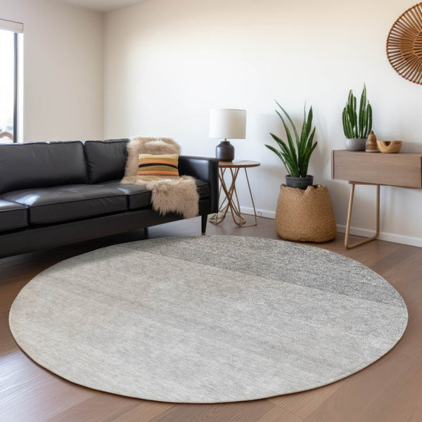 HomeRoots 8' Gray and Silver Ombre Round Rug - Washable, UV Protected, Durable for High-Traffic Spaces! 673786