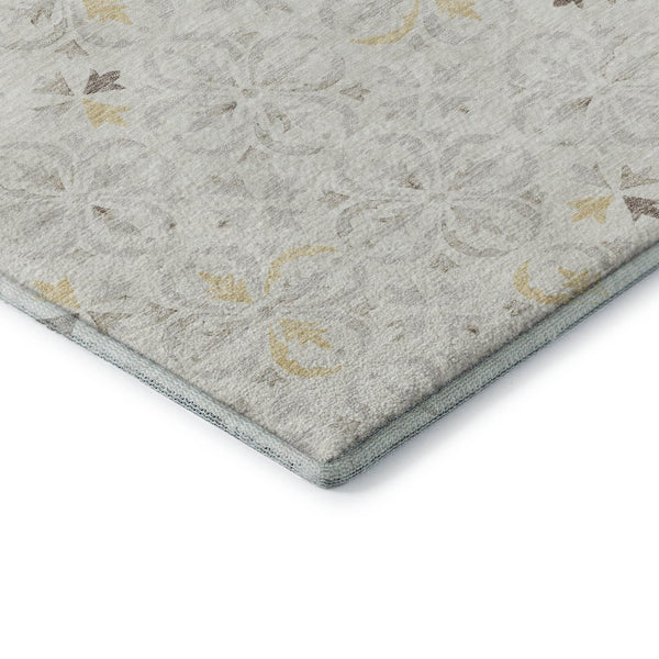 HomeRoots 8' Ivory and Beige Floral Washable Round Rug - Durable, UV-Protected, Stain-Resistant Elegance 673942