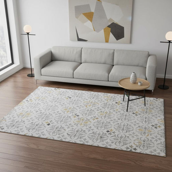 HomeRoots 5' Silver and Gray Floral Washable Area Rug – UV Protected, Stain-Resistant, Perfect for Families! 673965