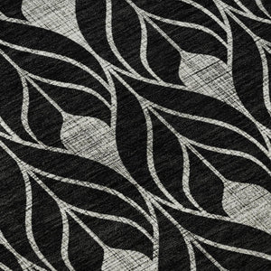HomeRoots 8' Modern Black and Gray Geometric Washable Round Rug with UV Protection for High-Traffic Areas 673984