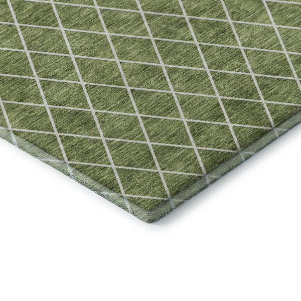 HomeRoots 8' Stylish Green and Ivory Geometric Round Rug - Machine Washable, UV Protected, Stain Resistant! 674086