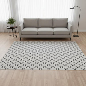 HomeRoots 5' Modern White and Black Geometric Area Rug - Washable, UV Protected, Stain-Resistant Design! 674133