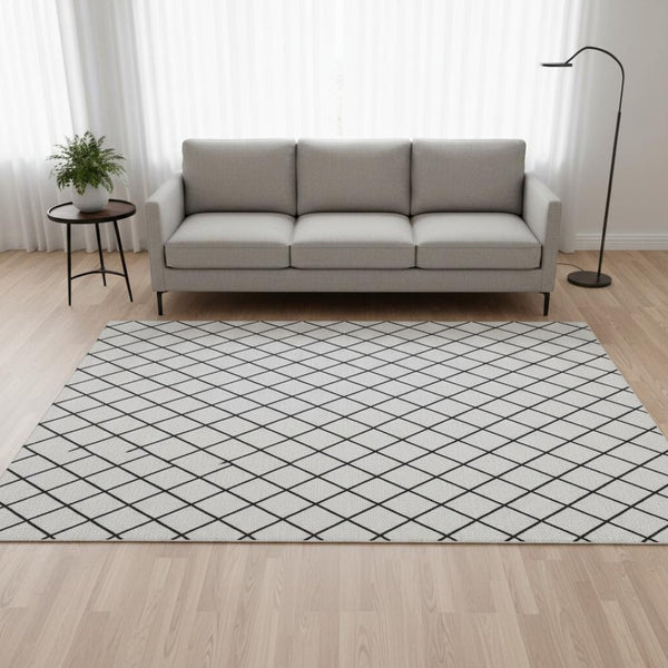 HomeRoots 5' Modern White and Black Geometric Area Rug - Washable, UV Protected, Stain-Resistant Design! 674133
