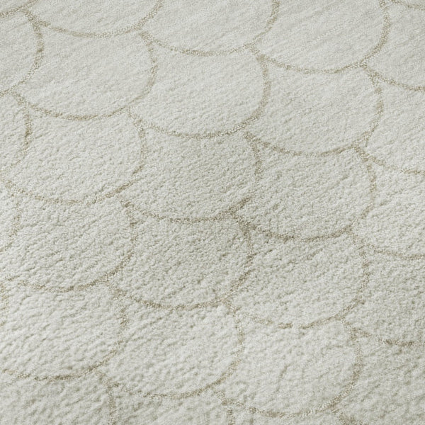 HomeRoots 8' Ivory and Beige Geometric Round Rug - Washable, UV Protected, Stain Resistant for High-Traffic Areas 674176
