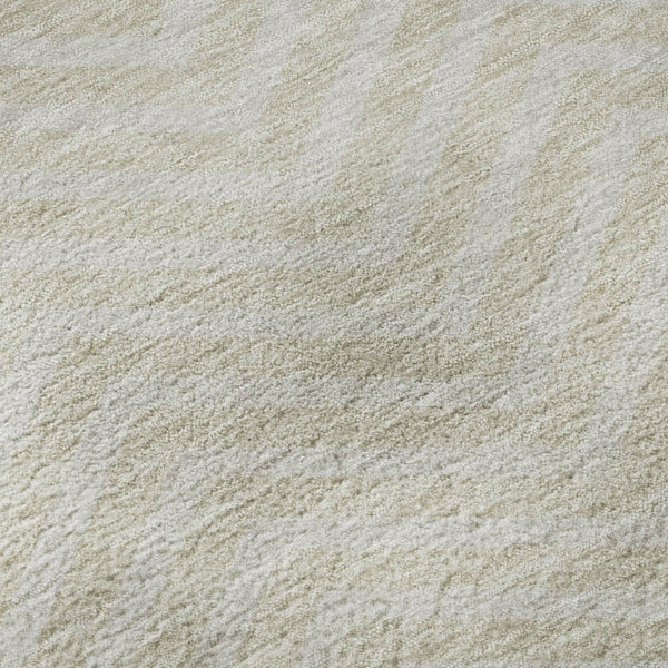 HomeRoots 8' Beige Chevron Round Rug - Stylish, Washable, UV-Protected, Non-Slip Design for Busy Homes 674218