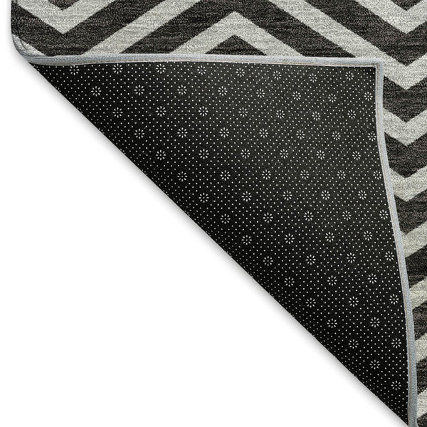 HomeRoots 8' Black And Ivory Chevron Round Rug - UV-Protected, Washable, Durable for High Traffic Spaces! 674224