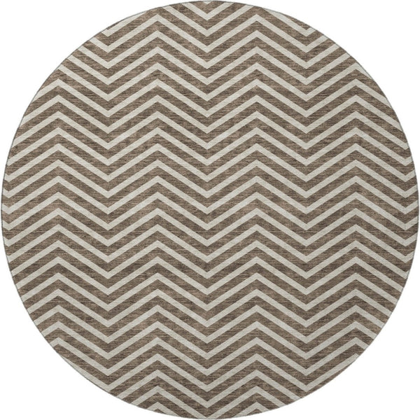 HomeRoots 8' Stylish Brown and Beige Chevron Washable Round Rug - Durable, UV-Protected, Perfect for Families! 674236