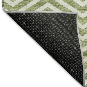 HomeRoots 8' Green and Ivory Chevron Round Rug - Washable, UV-Protected, Ideal for High-Traffic Homes & Spaces 674248