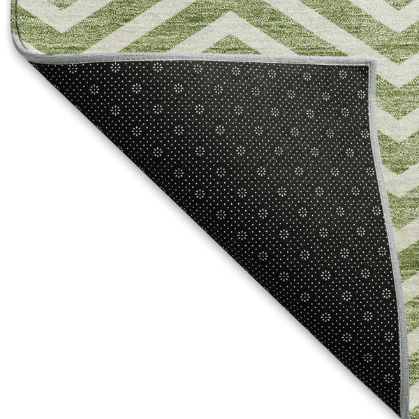 HomeRoots 8' Green and Ivory Chevron Round Rug - Washable, UV-Protected, Ideal for High-Traffic Homes & Spaces 674248
