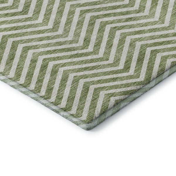 HomeRoots 8' Green and Ivory Chevron Round Rug - Washable, UV-Protected, Ideal for High-Traffic Homes & Spaces 674248