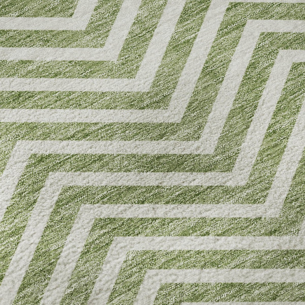 HomeRoots 8' Green and Ivory Chevron Round Rug - Washable, UV-Protected, Ideal for High-Traffic Homes & Spaces 674248