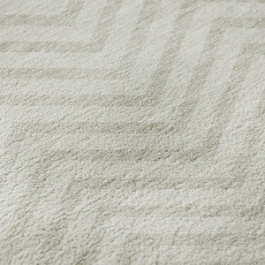 HomeRoots 8' Ivory and Beige Chevron Washable Round Rug - Durable, Stain Resistant, UV Protected for Family Spaces 674254