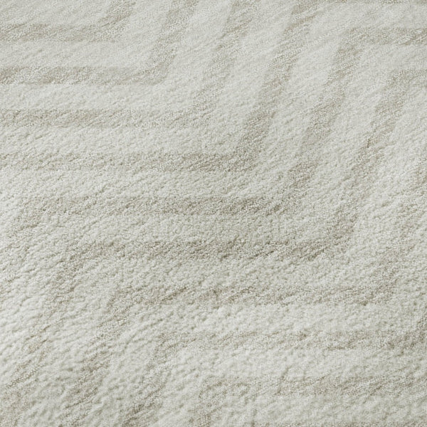 HomeRoots 8' Ivory and Beige Chevron Washable Round Rug - Durable, Stain Resistant, UV Protected for Family Spaces 674254