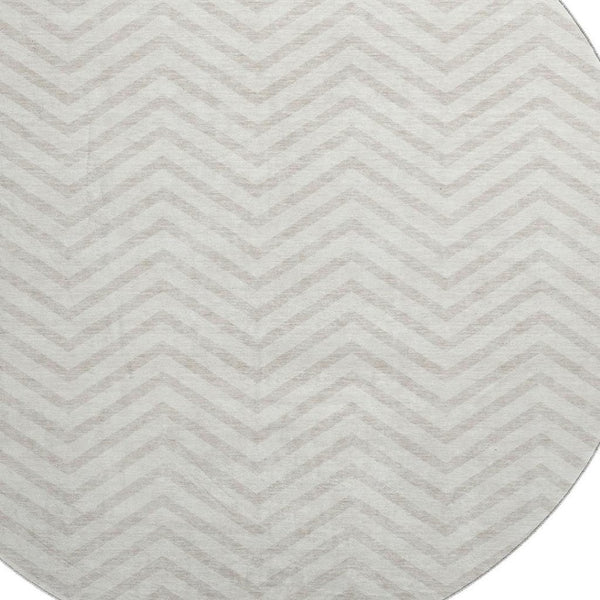 HomeRoots 8' Ivory and Beige Chevron Washable Round Rug - Durable, Stain Resistant, UV Protected for Family Spaces 674254