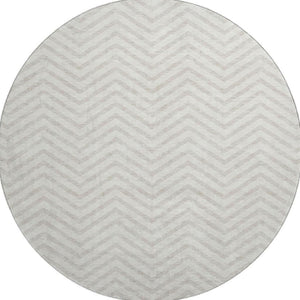 HomeRoots 8' Ivory and Beige Chevron Washable Round Rug - Durable, Stain Resistant, UV Protected for Family Spaces 674254