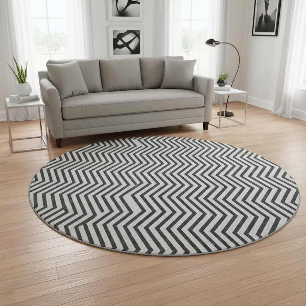 HomeRoots 8' Modern White and Black Chevron Washable Round Rug - Durable, Stain-Resistant, UV Protected Design 674278