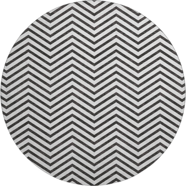 HomeRoots 8' Modern White and Black Chevron Washable Round Rug - Durable, Stain-Resistant, UV Protected Design 674278