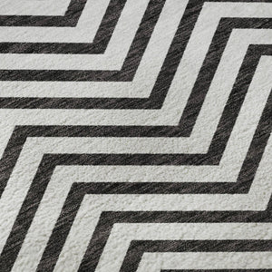 HomeRoots 8' Modern White and Black Chevron Washable Round Rug - Durable, Stain-Resistant, UV Protected Design 674278