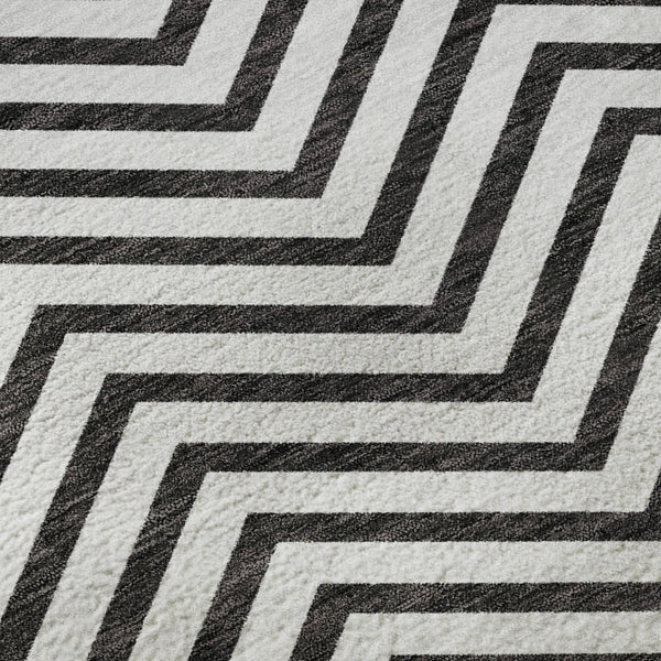 HomeRoots 8' Modern White and Black Chevron Washable Round Rug - Durable, Stain-Resistant, UV Protected Design 674278