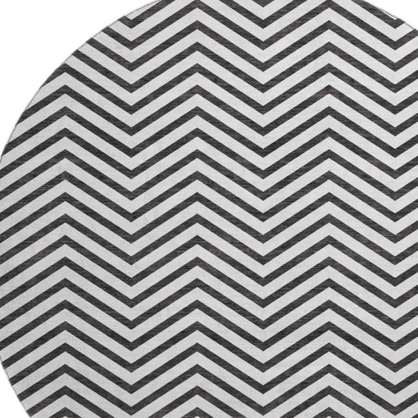 HomeRoots 8' Modern White and Black Chevron Washable Round Rug - Durable, Stain-Resistant, UV Protected Design 674278