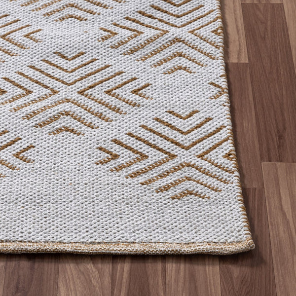 HomeRoots Diamond Hand-Woven Area Rug - Artisan-Crafted, Cotton Comfort with Unique Diamond Design for Any Decor 674529