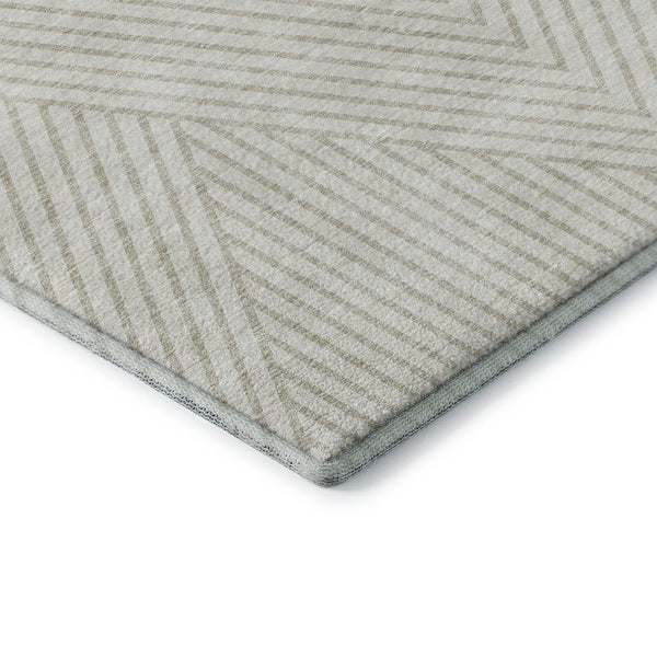 HomeRoots 8' Ivory and Beige Geometric Round Rug - Washable, Stain-Resistant, UV Protected for Busy Homes 674661