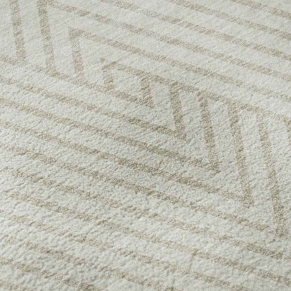 HomeRoots 8' Ivory and Beige Geometric Round Rug - Washable, Stain-Resistant, UV Protected for Busy Homes 674661