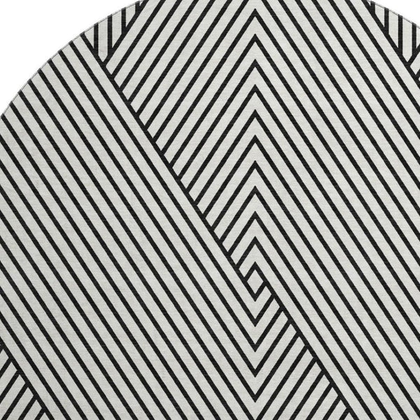 HomeRoots 8' Stylish Geometric Washable Round Rug with UV Protection - Perfect for Modern Homes & Outdoor Spaces 674685