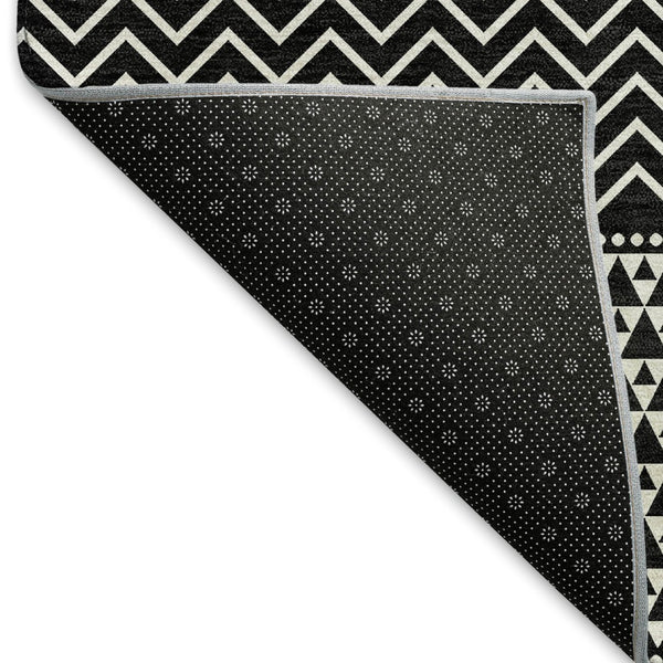 HomeRoots 8' Black and Ivory Striped Washable Round Rug - Durable, UV Protected, Ideal for Busy Households! 674763