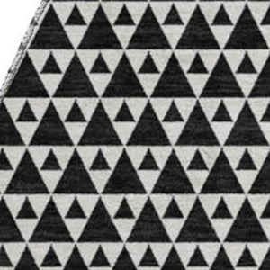 HomeRoots 8' Black and Ivory Striped Washable Round Rug - Durable, UV Protected, Ideal for Busy Households! 674763