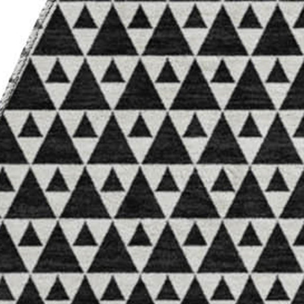 HomeRoots 8' Black and Ivory Striped Washable Round Rug - Durable, UV Protected, Ideal for Busy Households! 674763