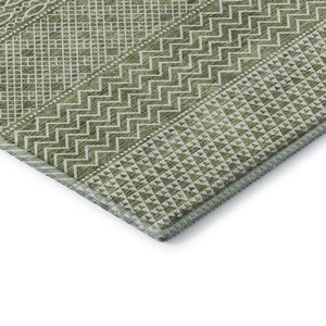 HomeRoots 8' Stylish Green & Ivory Striped Washable Round Rug - Stain Resistant & UV Protected for Busy Homes 674787