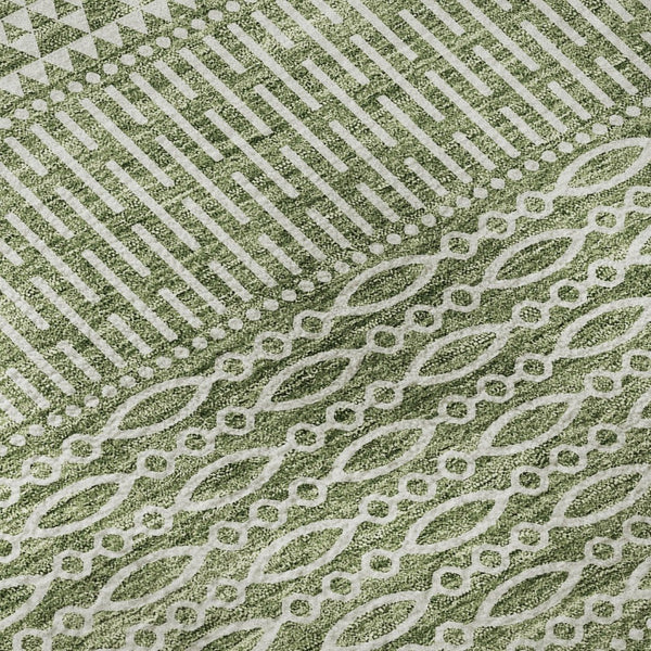 HomeRoots 8' Stylish Green & Ivory Striped Washable Round Rug - Stain Resistant & UV Protected for Busy Homes 674787