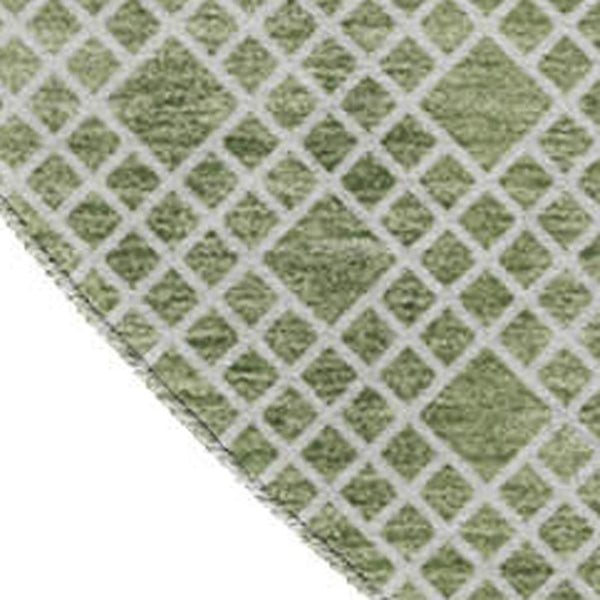 HomeRoots 8' Stylish Green & Ivory Striped Washable Round Rug - Stain Resistant & UV Protected for Busy Homes 674787