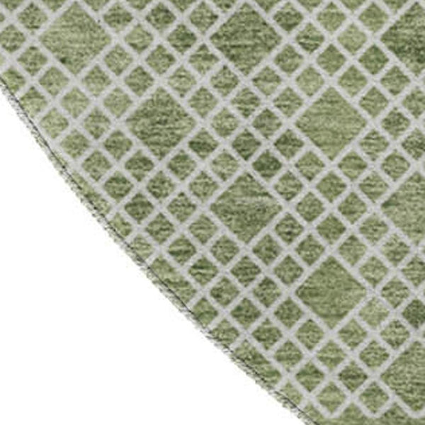 HomeRoots 8' Stylish Green & Ivory Striped Washable Round Rug - Stain Resistant & UV Protected for Busy Homes 674787
