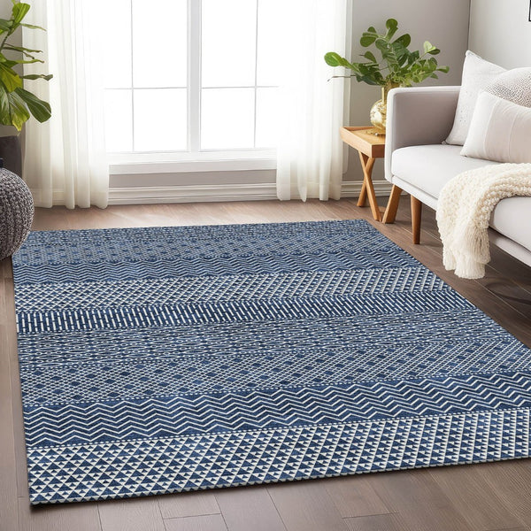 HomeRoots 5' X 8' Navy Blue & Ivory Striped Area Rug - Washable, UV-Protected, Perfect for Coastal Spaces! 674804