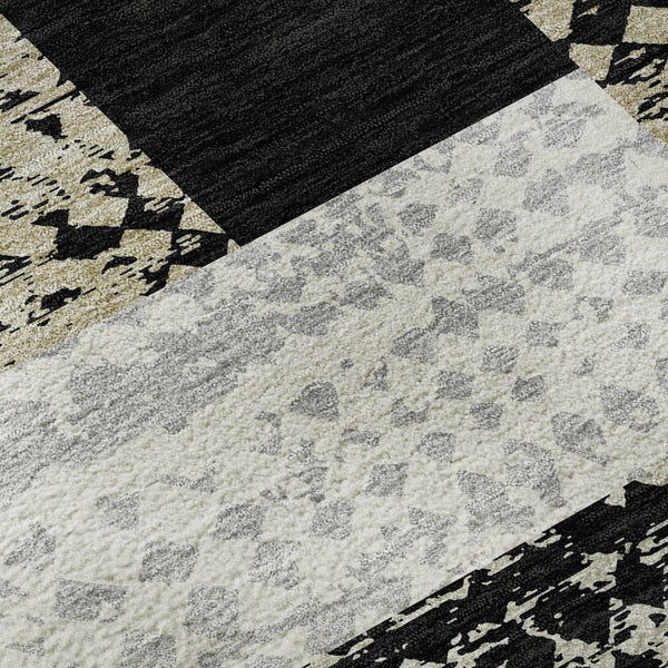 HomeRoots 8' Black Ivory And Beige Geometric Round Rug - Washable, UV Protected, Durable for Homes & Patios 674913