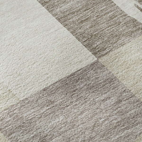 HomeRoots 8' Ivory Beige and Taupe Geometric Round Rug – Washable, UV-Protected, Perfect for High Traffic Areas! 675081