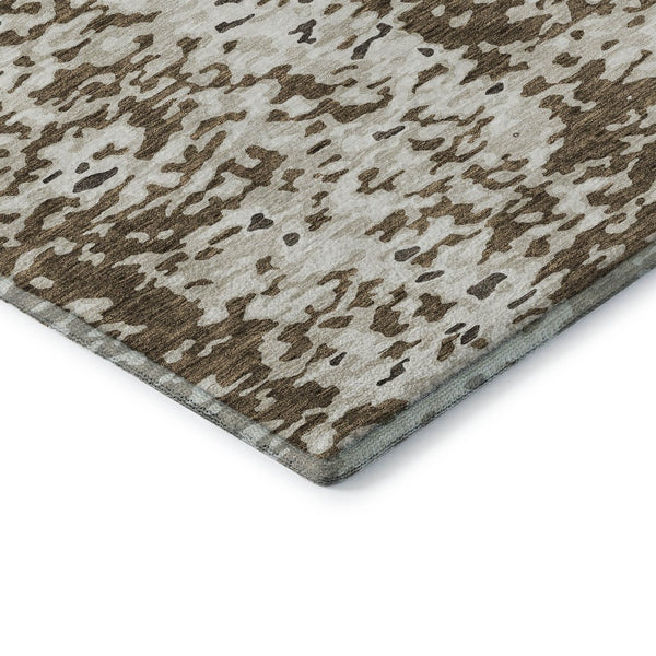 HomeRoots 8' Abstract Brown Ivory Beige Round Rug - Washable, UV Protected, Modern Design for Any Space 675105