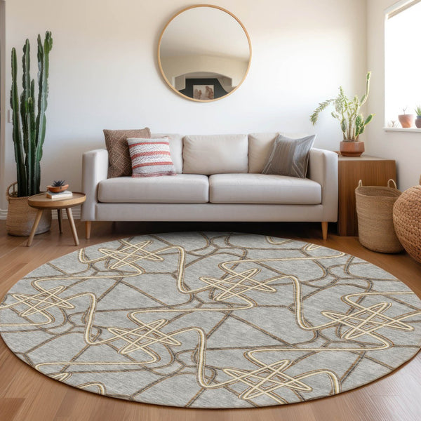 HomeRoots 8' Gray And Ivory Geometric Round Rug - Washable, UV-Protected, Stain-Resistant for High-Traffic Areas 675303