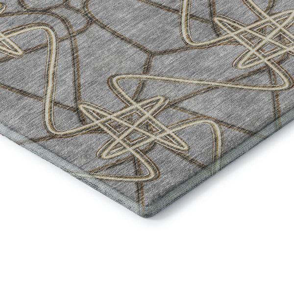 HomeRoots 8' Gray And Ivory Geometric Round Rug - Washable, UV-Protected, Stain-Resistant for High-Traffic Areas 675303