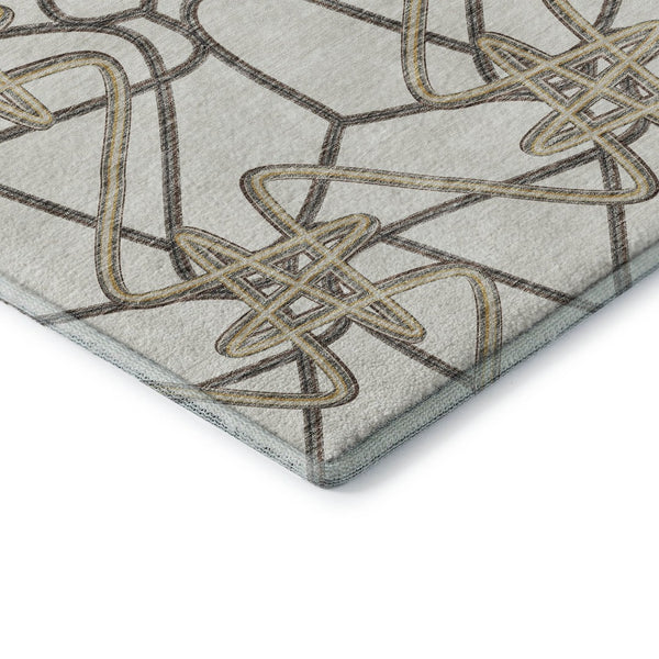 HomeRoots 8' Ivory and Beige Geometric Round Rug – Washable, Stain-Resistant with UV Protection for Durability 675309